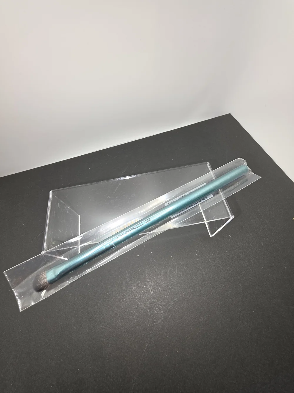 LIMITED EDITION MAC 233 SPLIT FIBRE EYE BRUSH - ALLURING AQUATIC COLLECTION